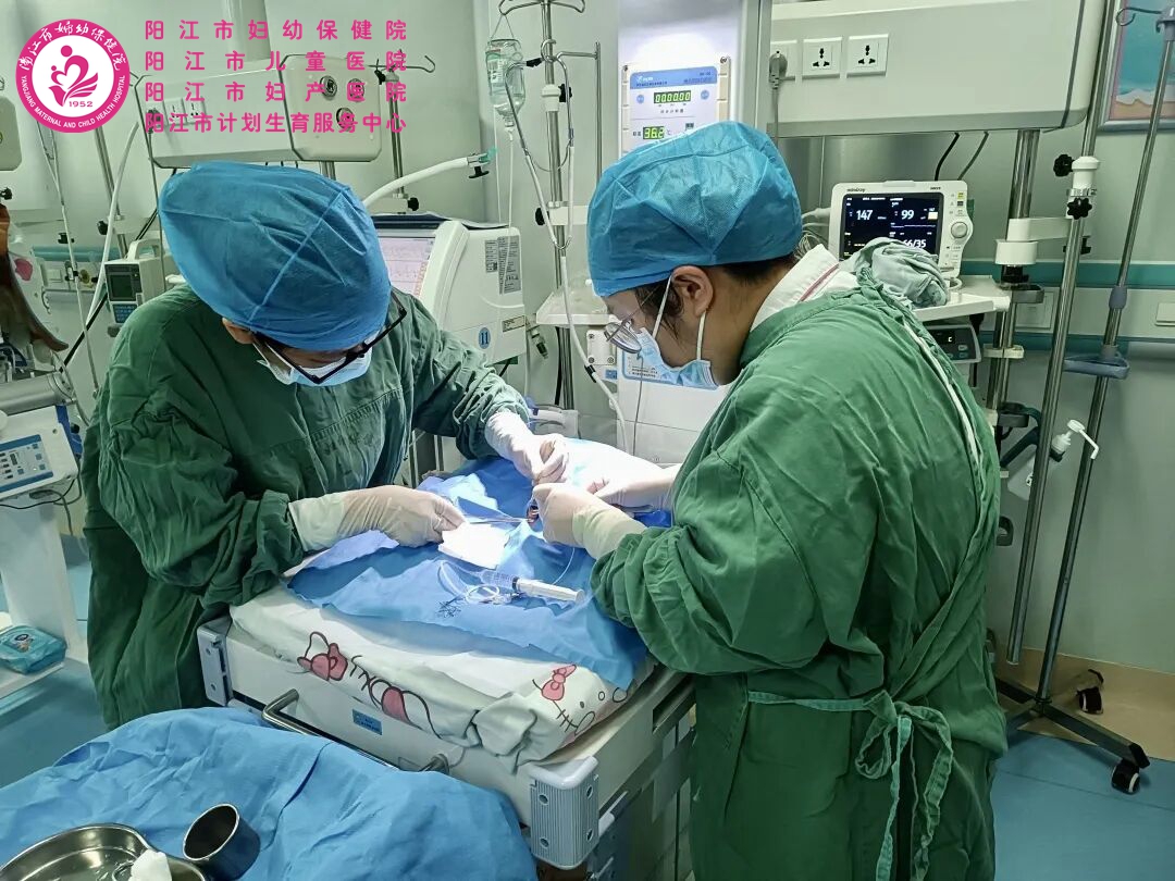 新生儿团队为宝宝进行脐动、静脉置管.jpg 新生儿团队为宝宝进行脐动、静脉置管.jpg