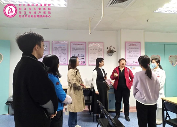 孕妇学校现场指导.jpg