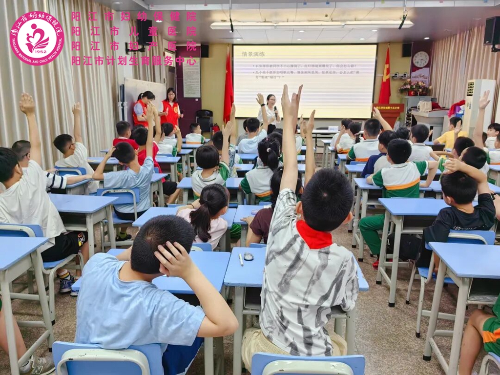 十三小学心理讲座1.jpg 十三小学心理讲座1.jpg