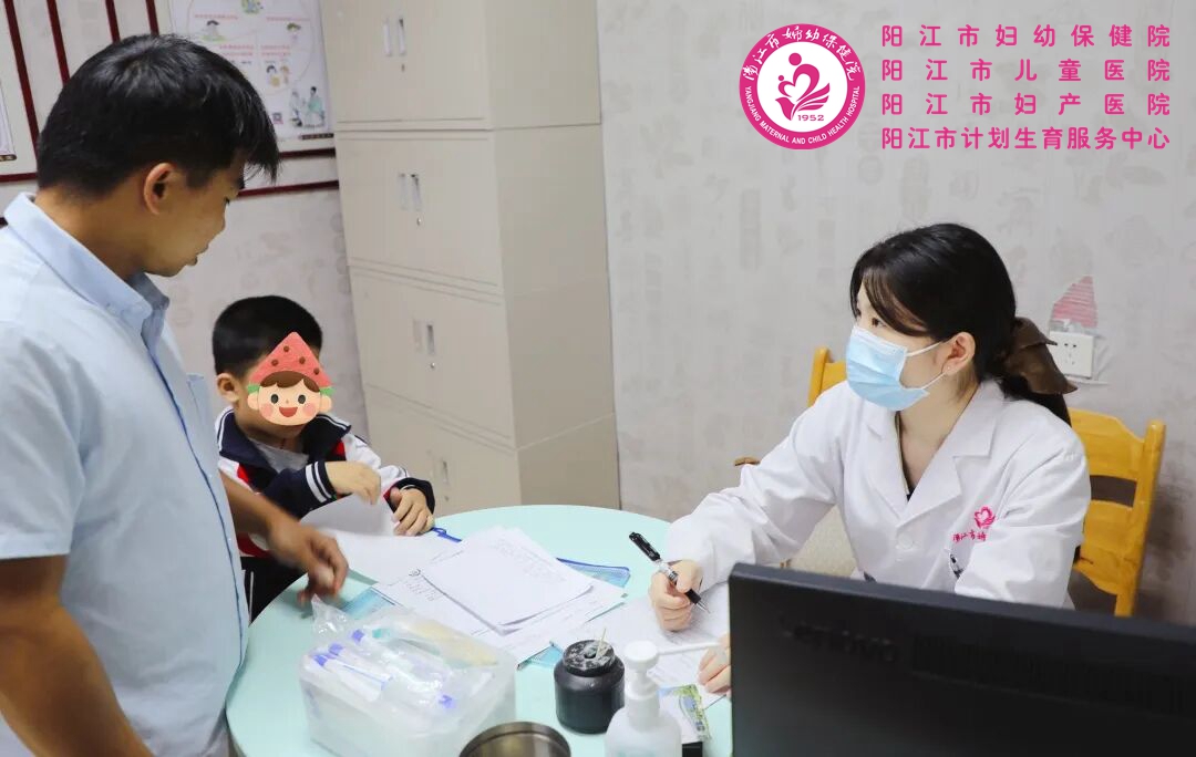胡颖珠看诊_副本1.jpg 胡颖珠看诊_副本1.jpg