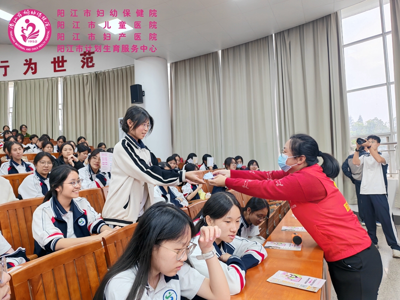 递礼物.jpg 递礼物.jpg