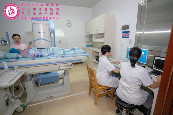 为患者进行高强度超声聚焦治疗.jpg