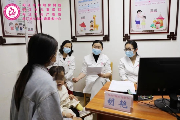 胡艳教授指导家长如何科学喂养孩子.jpg
