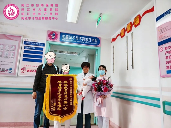 领锦旗-李少栾412.jpg