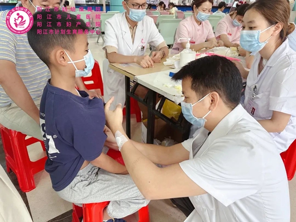 给群众贴敷.jpg 给群众贴敷.jpg
