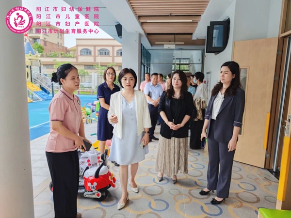 副局长参观托育中心提出指导意见.jpg 副局长参观托育中心提出指导意见.jpg