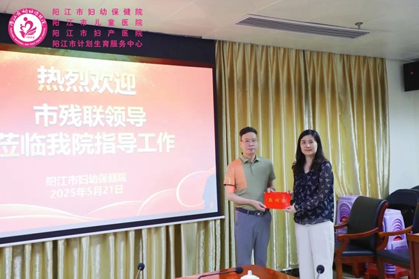 副理事长送上慰问金.jpg 副理事长送上慰问金.jpg