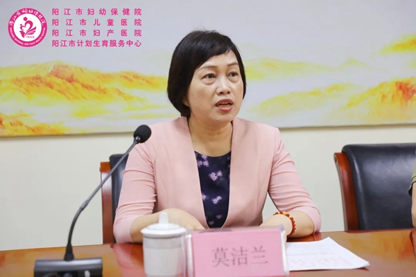 理事长发表讲话.jpg 理事长发表讲话.jpg