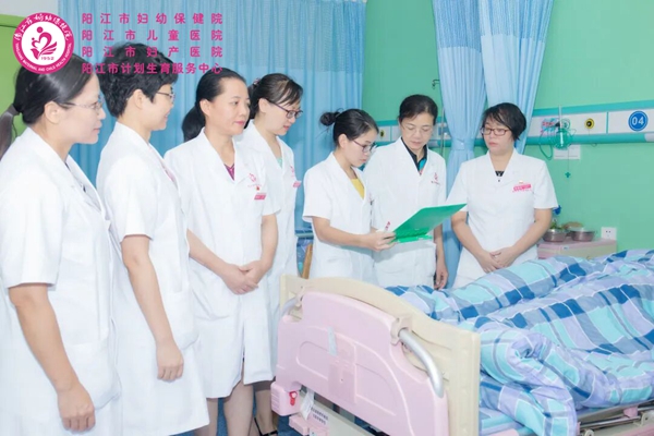 妇科查房.jpg 妇科查房.jpg