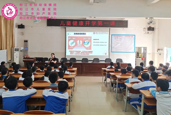 讲课现场.jpg 讲课现场.jpg